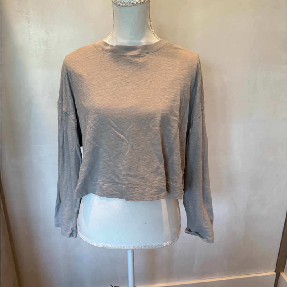Vuori Gray Tan Cropped Long Sleeve Shirt